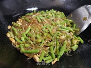 豇豆炒粉条步骤5