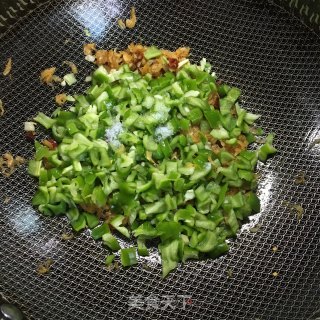 虾皮青椒丁步骤3