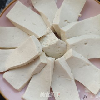 韭苔肉末蒸豆腐步骤1