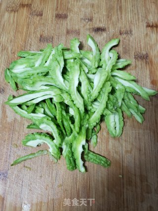 尖椒炒苦瓜步骤2