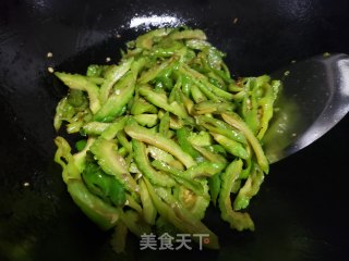 尖椒炒苦瓜步骤3