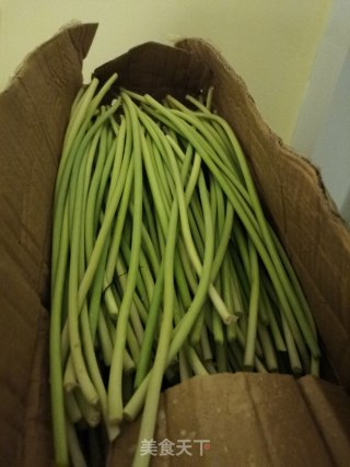 腊肉胡萝卜炒蒜苔步骤1