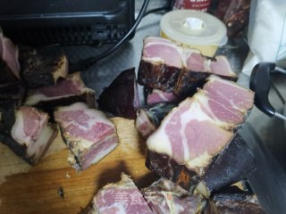 腊肉胡萝卜炒蒜苔步骤2