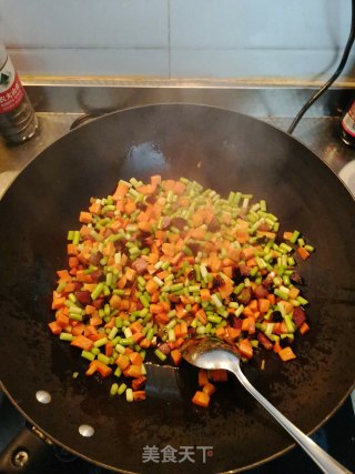 腊肉胡萝卜炒蒜苔步骤7