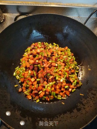 腊肉胡萝卜炒蒜苔步骤9