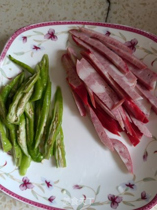 红肠炒白菜步骤2