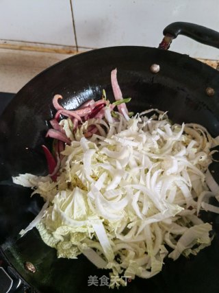 红肠炒白菜步骤5
