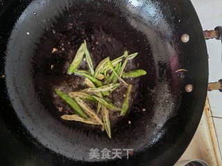 青椒炒荷兰豆步骤2