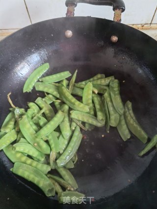 青椒炒荷兰豆步骤3