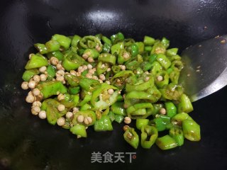 尖椒炒豌豆步骤4