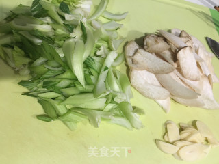 杏鲍菇炒白菜步骤2