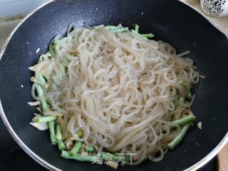 豇豆肉丝炒粉条步骤8