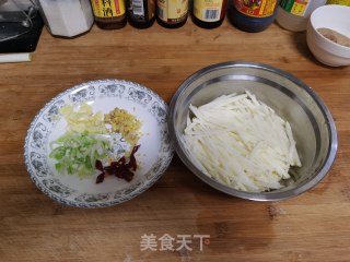 酸辣酱油土豆丝步骤1