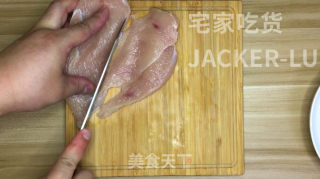 超级好吃的蒜香鸡排，外层的蒜香浓郁，混合着肉嫩多汁的鸡肉，好吃到停不下来。步骤1