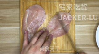 超级好吃的蒜香鸡排，外层的蒜香浓郁，混合着肉嫩多汁的鸡肉，好吃到停不下来。步骤2