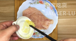 超级好吃的蒜香鸡排，外层的蒜香浓郁，混合着肉嫩多汁的鸡肉，好吃到停不下来。步骤3