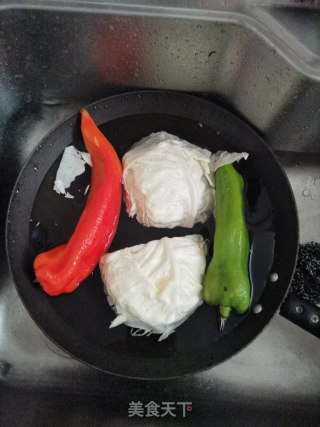 圆白菜尖椒炒腊肉步骤1