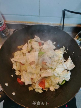 圆白菜尖椒炒腊肉步骤5