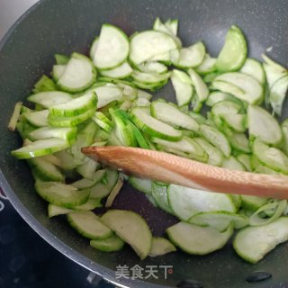 丝瓜炒海参花步骤5