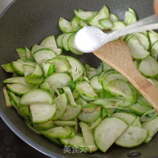 丝瓜炒海参花步骤6