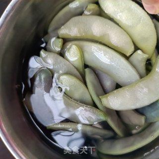酸包菜烧肉炖扁豆步骤1