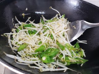 绿豆芽炒尖椒步骤3