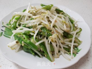 绿豆芽炒尖椒步骤4