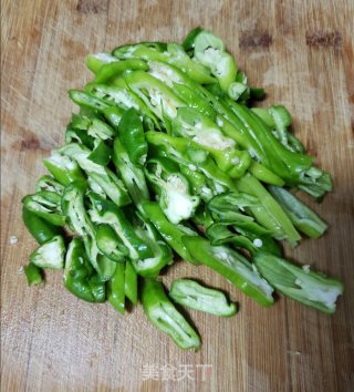 绿豆芽炒尖椒步骤2
