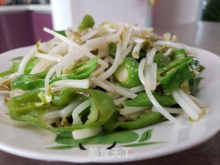绿豆芽炒尖椒步骤5