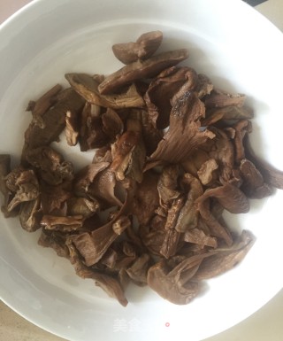 鸡汁白牛肝菌步骤2