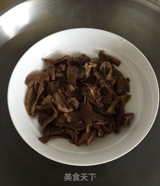 鸡汁白牛肝菌步骤3