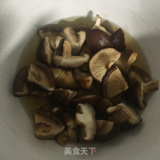 香菇豆干烧五花肉步骤2