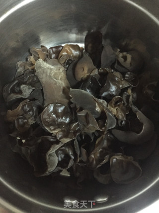 韭菜炒黑木耳步骤1