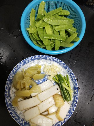 低卡颜值高的开胃酸菜荷兰豆炒肉饼步骤1