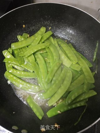 低卡颜值高的开胃酸菜荷兰豆炒肉饼步骤4