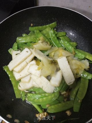 低卡颜值高的开胃酸菜荷兰豆炒肉饼步骤5