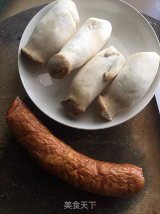 鸡腿菇炒红肠步骤1