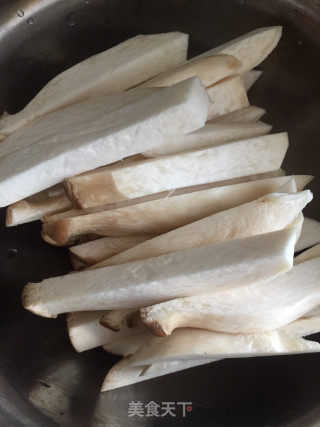 鸡腿菇炒红肠步骤2