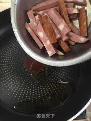 鸡腿菇炒红肠步骤4