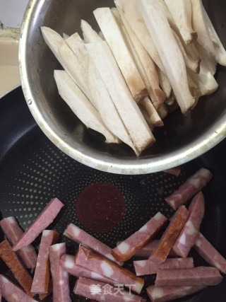 鸡腿菇炒红肠步骤5