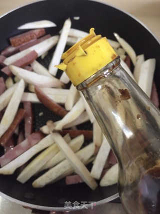 鸡腿菇炒红肠步骤6