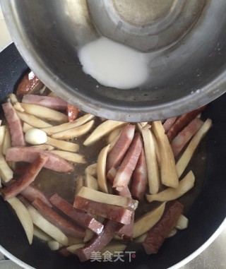 鸡腿菇炒红肠步骤7