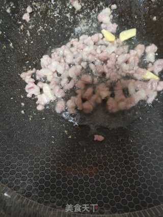 毛豆炒肉末步骤5