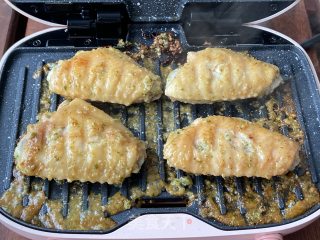 舔手指的蒜香鸡翅，香味捅破天花板！步骤5