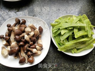 鸡枞菌炒荷兰豆步骤2
