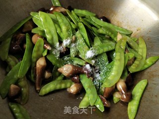 鸡枞菌炒荷兰豆步骤6