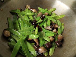 鸡枞菌炒荷兰豆步骤5