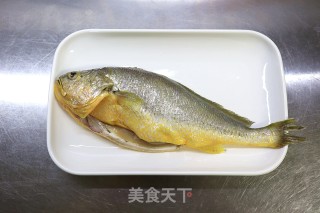 香嫩微辣的清蒸黄花鱼步骤1