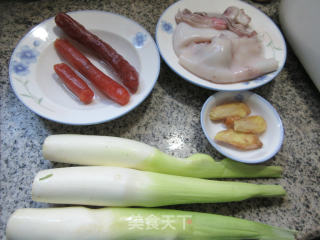 香肠鱿鱼炒茭白步骤1