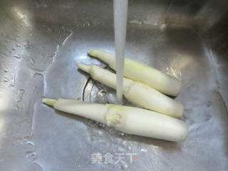 香肠鱿鱼炒茭白步骤2